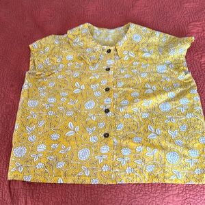 Sleeveless shirt